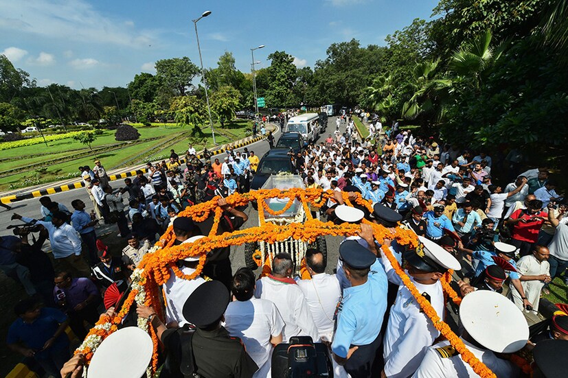 বিজেপির দীনদয়াল উপাধ্যায় মার্গের সদর দফতরে বাজপেয়ীর মরদেহ শায়িত থাকবে আজ দুপুর একটা পর্যন্ত। (Image: PTI) 