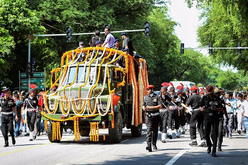 সেনাবাহিনীর লরিতে করে অটলবিহারী বাজপেয়ীর দেহ নিয়ে যাওয়া হয়, সেই লরিতে বাজপেয়ীর আত্মীয়স্বজনের সঙ্গেই থাকবেন স্বয়ং অমিত শাহ। (Image: PTI)