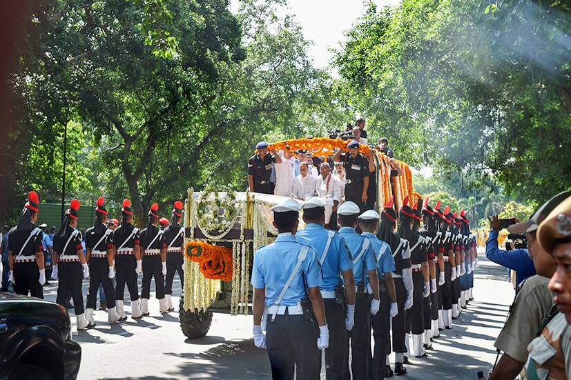  তারপর সেখান থেকে দুপুর একটার সময় তাঁর মরদেহ নিয়ে অন্তিমযাত্রা শুরু হবে। বিকেল চারটের সময় যমুনার তীরে হবে তাঁর অন্ত্যেষ্টিক্রিয়া। (Image: PTI)