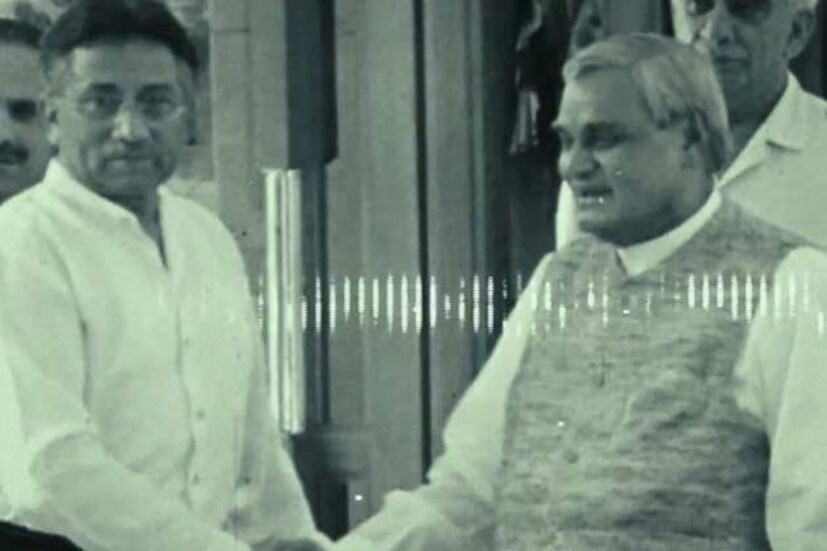 অটলবিহারী বাজপেয়ীর প্রধানমন্ত্রিত্বেই ১৯৯৯ সালের ফেব্রুয়ারিতে শুরু হয়েছিল দিল্লি-লাহোর বাস পরিষেবা ৷  পাকিস্তানের পারভেজ মুশাররফের সঙ্গে হাত মেলান অটলবিহারী বাজপেয়ী৷ 