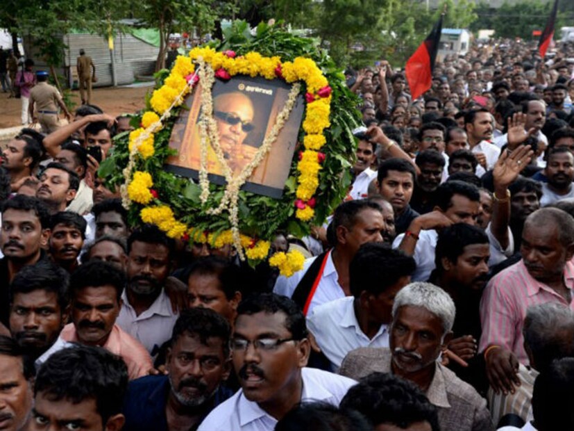 ডিএমকে সুপ্রিমোর জীবনাবসানে শোকস্তব্ধ তামিলনাড়ু৷ তামাম দেশ শেষশ্রদ্ধা জানাচ্ছেন করুণানিধিকে৷  (Image: AFP)