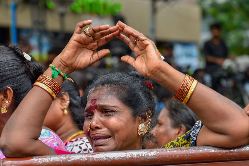 প্রিয় নেতাকে শেষ শ্রদ্ধা জানাতে বাইরে রাজাজি হলের বাইরে ভিড় জমিয়েছেন ভক্তেরা ৷ (Image: PTI)