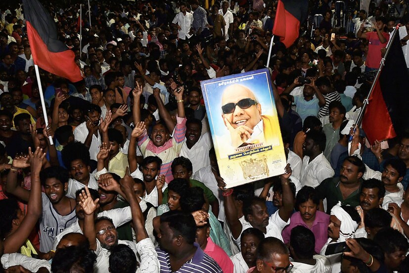 কাবেরী হাসপাতালের বাইরে উদ্বিগ্ন সমর্থকরা। (Image: PTI)