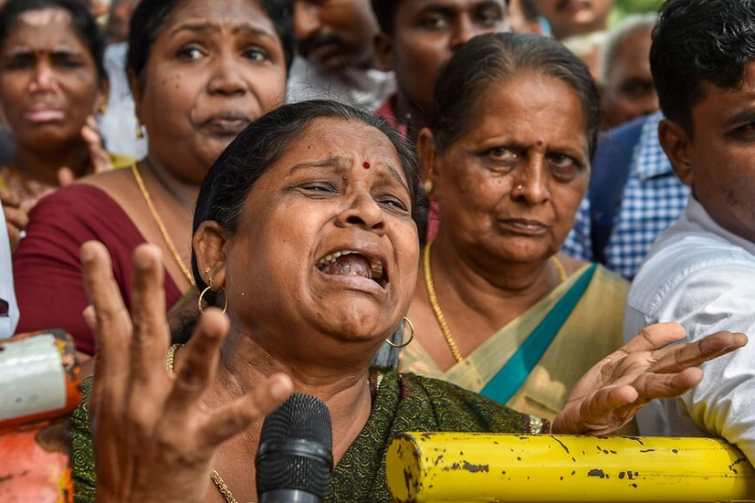 কাবেরী হাসপাতালের বাইরে সারা রাত স্লোগান ডিএমকে সমর্থকদের (Image: PTI)