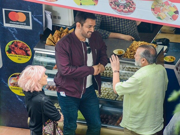 এই মুহূর্তে সিমলায় রয়েছেন মহেন্দ্র সিং ধোনি ৷ একটি বহুজাতিক সংস্থার জন্য বিজ্ঞাপনের শ্যুটিং সারছেন তিনি (Image: PTI) এই মুহূর্তে সিমলায় রয়েছেন মহেন্দ্র সিং ধোনি ৷ একটি বহুজাতিক সংস্থার জন্য বিজ্ঞাপনের শ্যুটিং সারছেন তিনি (Image: PTI)