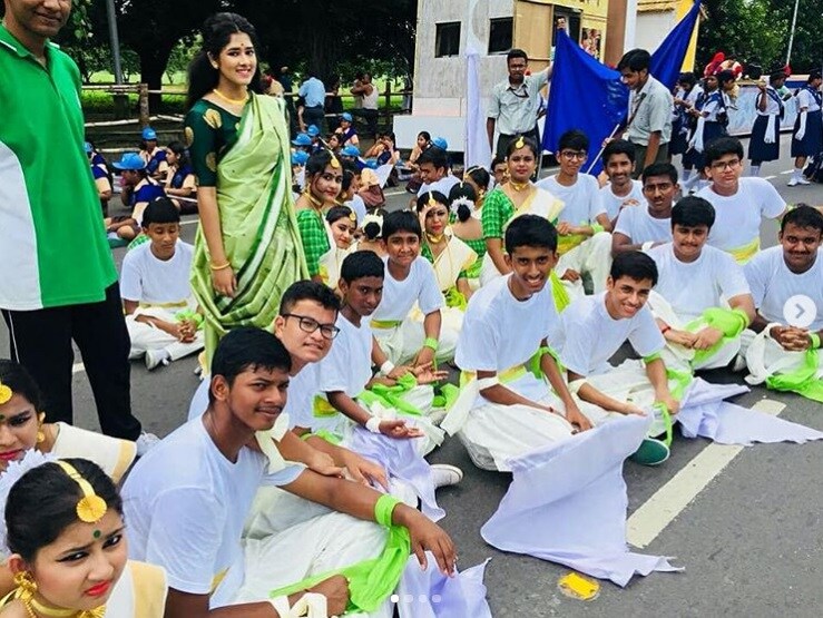 • এই অনুষ্ঠানের পাঠভবনের থিম রং ছিল সবুজ ৷ সবুজ চেকস ব্লাউজে সেজেছিল সমস্ত পড়ুয়ারা ৷ তবে একটু অন্যরকম সাজে ধরা দিল দীতিপ্রিয়া ৷ তার পরনে ছিল হালকা সবুজ সিল্কের শাড়ি আর গাঢ় সবুজ রঙা ব্লাউজ ৷ চুল ছিল খোলা ৷ হাতে জাতীয় পতাকা ৷ ছবি: ইনস্টাগ্রামের সৌজন্যে ৷ • এই অনুষ্ঠানের পাঠভবনের থিম রং ছিল সবুজ ৷ সবুজ চেকস ব্লাউজে সেজেছিল সমস্ত পড়ুয়ারা ৷ তবে একটু অন্যরকম সাজে ধরা দিল দীতিপ্রিয়া ৷ তার পরনে ছিল হালকা সবুজ সিল্কের শাড়ি আর গাঢ় সবুজ রঙা ব্লাউজ ৷ চুল ছিল খোলা ৷ হাতে জাতীয় পতাকা ৷ ছবি: ইনস্টাগ্রামের সৌজন্যে ৷