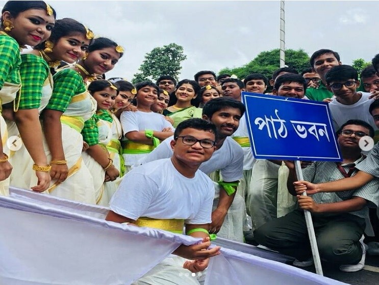 • আজ দেশের ৭২তম স্বাধীনতা দিবস ৷ আর সেই উপলক্ষ্যেই রোড শো করেছে পাঠভবন স্কুল ৷ স্কুলের এই অনুষ্ঠানে অংশ নিয়েছিল রানিও ৷ এদিন সকালে রেড রোডের সরকারি অনুষ্ঠানে অংশ নেয় সে ৷ ছবি: ইনস্টাগ্রামের সৌজন্যে ৷ • আজ দেশের ৭২তম স্বাধীনতা দিবস ৷ আর সেই উপলক্ষ্যেই রোড শো করেছে পাঠভবন স্কুল ৷ স্কুলের এই অনুষ্ঠানে অংশ নিয়েছিল রানিও ৷ এদিন সকালে রেড রোডের সরকারি অনুষ্ঠানে অংশ নেয় সে ৷ ছবি: ইনস্টাগ্রামের সৌজন্যে ৷