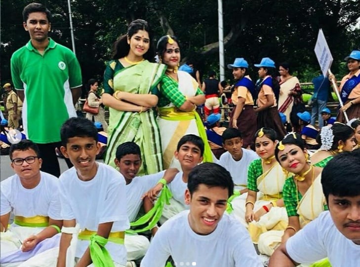 • ভারতমাতার সাজে সেজেছিল ছোট্ট নায়িকা ৷ স্কুলের নাচের ট্রুপের সঙ্গে ‘আজি বাংলা দেশের হৃদয় হতে’ গানে অংশ নিতে দেখা যায় তাঁকে ৷ ছবি: ইনস্টাগ্রামের সৌজন্যে ৷ • ভারতমাতার সাজে সেজেছিল ছোট্ট নায়িকা ৷ স্কুলের নাচের ট্রুপের সঙ্গে ‘আজি বাংলা দেশের হৃদয় হতে’ গানে অংশ নিতে দেখা যায় তাঁকে ৷ ছবি: ইনস্টাগ্রামের সৌজন্যে ৷