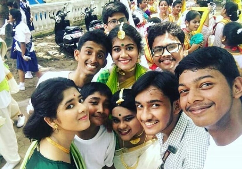 • বন্ধ‌ুদের সঙ্গে পোজ দিতেও ভুলল না রানি ৷ ছবি: ইনস্টাগ্রামের সৌজন্যে ৷