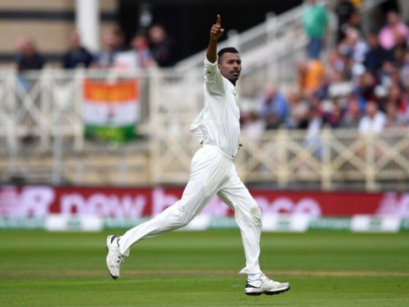  হার্দিকের হাতযশে একটা স্পেলেই চাকা ঘুরল ট্রেন্টব্রিজে। সিরিজে প্রথমবার ইংল্যান্ডের বিরুদ্ধে চালকের আসনে বিরাটরা। দ্বিতীয় দিনের শেষেই ২৯২ রানের লিড। প্রথম ইনিংসে পাণ্ডিয়ার নিখুঁত সুইং বোলিংয়েই ১৬১ রানে গুটিয়ে যায় ইংল্যান্ড। ইশান্ত, বুমরাহ দুটি করে উইকেট নেন। শামির ঝুলিতে একটি। কিন্তু রুটদের কাঁপিয়ে দেয় হার্দিকের মাত্র ২৮ রানে ৫ উইকেটের স্পেল। তাও স্রেফ ৬ ওভার হাত ঘুরিয়ে। সঙ্গে সংযোজন টেস্ট আবির্ভাবেই দস্তানা হাতে ঋষভ পন্থের ৫ শিকার। মেঘলা নটিংহ্যামে ৩৯ ওভারেই শেষ ইংল্যান্ড। তারপর ১৬৮ রানের লিড নিয়ে দাপুটে শুরু ব্যাটিংয়ের। Photo Courtesy: ICC/Twitter