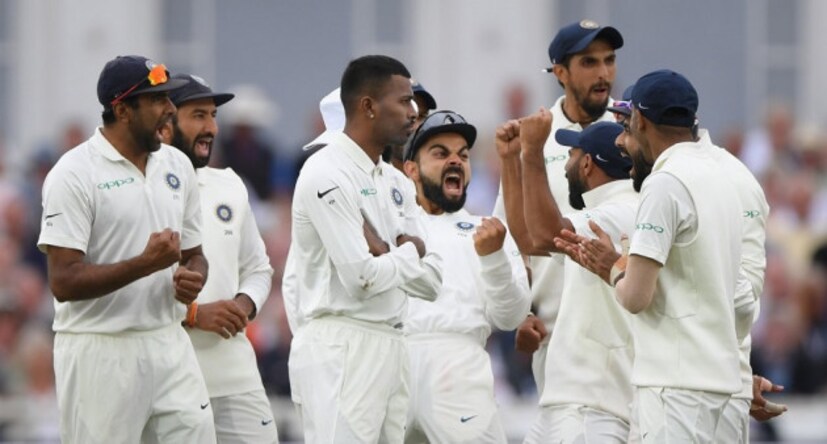 সাংবাদিক সম্মেলনে এসেও বাউন্সার দিয়েছেন হার্দিক ৷ তিনি সাফ জানান, ‘‘ বিশেষজ্ঞরা কে কী বলছেন, তা নিয়ে আমি ভাবি না। কথা বলার জন্য ওঁরা পয়সা পান, তাই যা মনে হয় বলতেই পারেন। আমি একটাই জিনিস দেখি যে, আমার টিম কী বলছে। যদি টিম আমাকে নিয়ে খুশি থাকে, আমি খুশি ৷ আমার কাছে টিমের বিশ্বাসটাই একমাত্র গুরুত্বপূর্ণ। আমি অলরাউন্ডার কি না, সেটা নিয়ে টিম কী ভাবছে, সেটাই জরুরি। ’’Photo Courtesy: ICC/Twitter Handle
