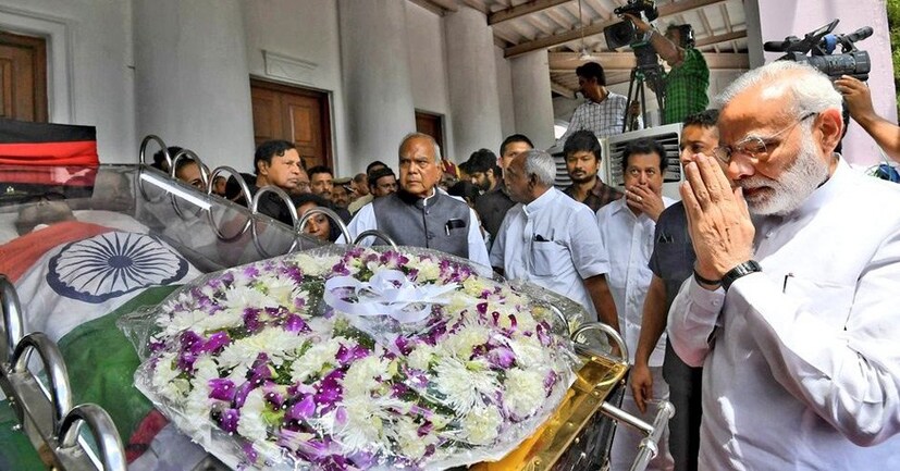 চেন্নাই-এর রাজাজি হল-এ কলাইনরকে শেষ শ্রদ্ধার্ঘ্য জানিয়েছেন প্রধানমন্ত্রী নরেন্দ্র মোদি । (Image: PMO)