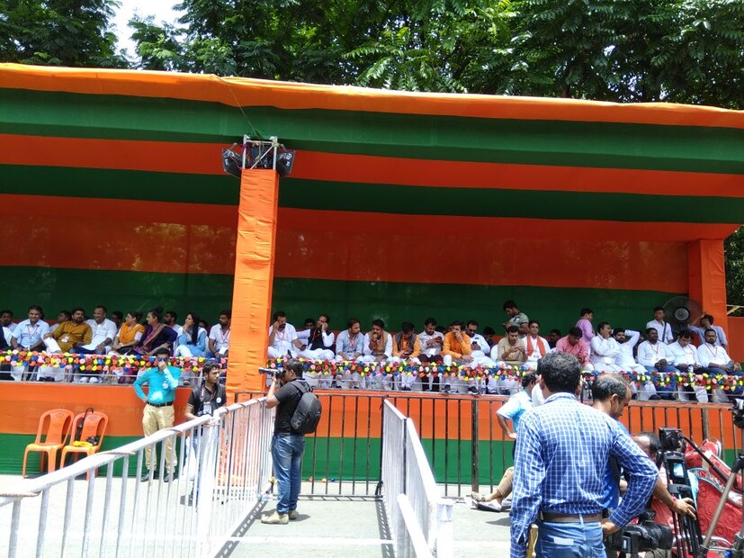 মেয়ো রোডে বিজেপি সর্বভারতীয় সভাপতি অমিত শাহ৷ লোকসভা ভোটের আগে বাংলায় হালে পানি পেতে শহরে অমিত৷ -- নিজস্ব চিত্র