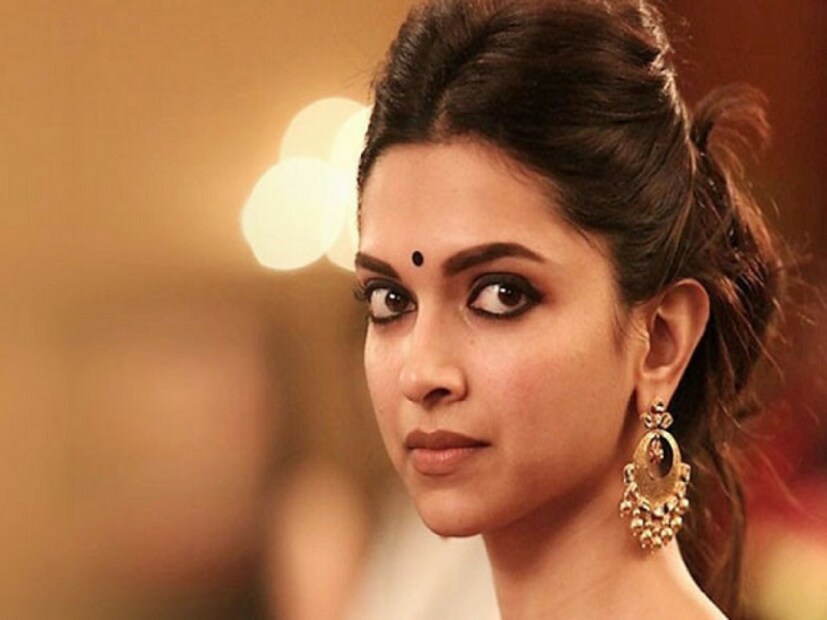  পার্টি বা ফাংশনে সবাই নিজের নিজের ভাললাগা মত সাজুগুজু করে থাকেন ৷ পোশাক বা অলঙ্কার সব দিকেই উপযুক্ত খেয়াল রাখি ৷ একবারও ফিরে যে দুল পরেছি সেই দুল ভাল লাগছে না খারাপ ৷ বড় না ছোট কোন কানের দুল আপনাকে মানাচ্ছে ? ছবি সংগৃহীত ৷