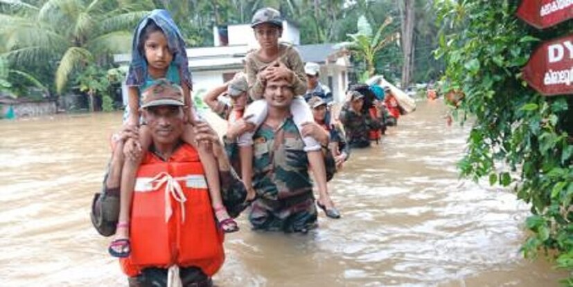 কোট্টায়ামের NCC ইউনিট টুইটে জানিয়েছে এই মুহূর্তে কেরলের সব মন্দির, মসজিদ. চার্চ সবকিছু জলের তলায় তাই ভগবান ইউনিফর্ম এসেছেন উদ্ধার করতে ৷  (Image: Twitter/ADG PI)