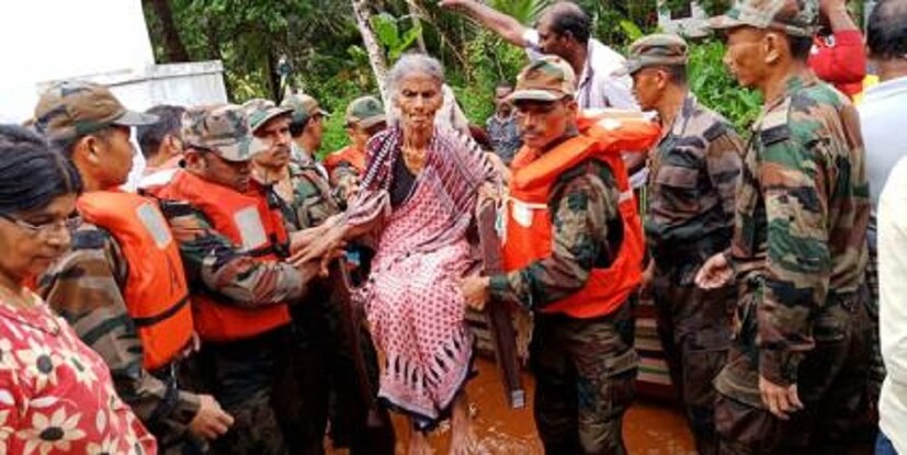 বন্যাদুর্গতদের উদ্ধার করে বিভিন্ন ক্যাম্পে নিয়ে যাওয়া হচ্ছে { এই মুহূর্তে জলের পাশাপাশি ভয় জলের মধ্যে লুকিয়ে থাকা বিষাক্ত সাপ ৷ (Image: Twitter/ADG PI)