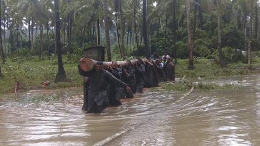 গ্রাম ও শহরের কোটি কোটি বন্যা বিধ্বস্ত মানুষকে উদ্ধার করতে কেন্দ্র সামরিক বাহিনীর সহয়তা নিয়েছে ৷ (Image: Twitter/ADG PI)