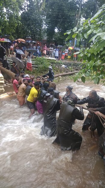 এয়ার ফোর্স ও মিলিটারি ফোর্স একসঙ্গে হাতে হাত মিলিয়ে উদ্ধারকার্য চালাচ্ছে ৷ (Image: Twitter/ADG PI)