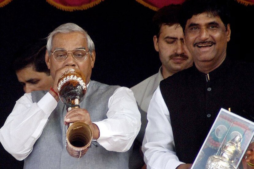 গোপীনাথ মুন্ডের সঙ্গে অটলবিহারী বাজপেয়ী ৷ (Image: AFP)