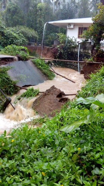 পরিস্থিতি খারাপ হতে থাকায় এনরাকুলাম জেলায় খোলা হয়েছে ত্রাণ শিবির। শুধু মৃত্যু নয় অনেকে নিখোঁজ হয়ে গিয়েছন। (Image: News18)