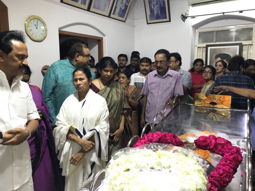 শোকের মুহূর্তে প্রয়াত মুখ্যমন্ত্রীর ছেলে স্ট্যালিন, মেয়ে কািনমোজির পাশে দাঁড়ান বাংলার মুখ্যমন্ত্রী। শ্রদ্ধার্ঘ অর্পন করেন করুণানিধিকেও। 