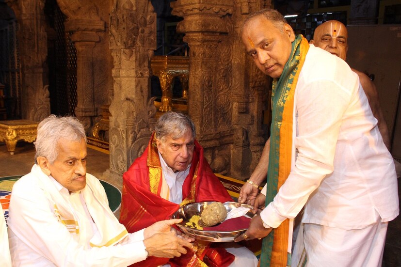 এই উপলক্ষে মন্দিরে বিশেষ পূজার্চনার আয়োজন করা হয়েছে ৷ ভগবান বালাজির আরাধনায় ব্যাস্ত ছিলেন ৷ ঠিক তারপরেই মন্দির কর্তৃপক্ষের সঙ্গে একান্ত আলাপচারিতায় ব্যস্ত ছিলেন ৷ পরে তিনি তরুপতির উদ্দেশে রওনা দিয়েছেন ৷