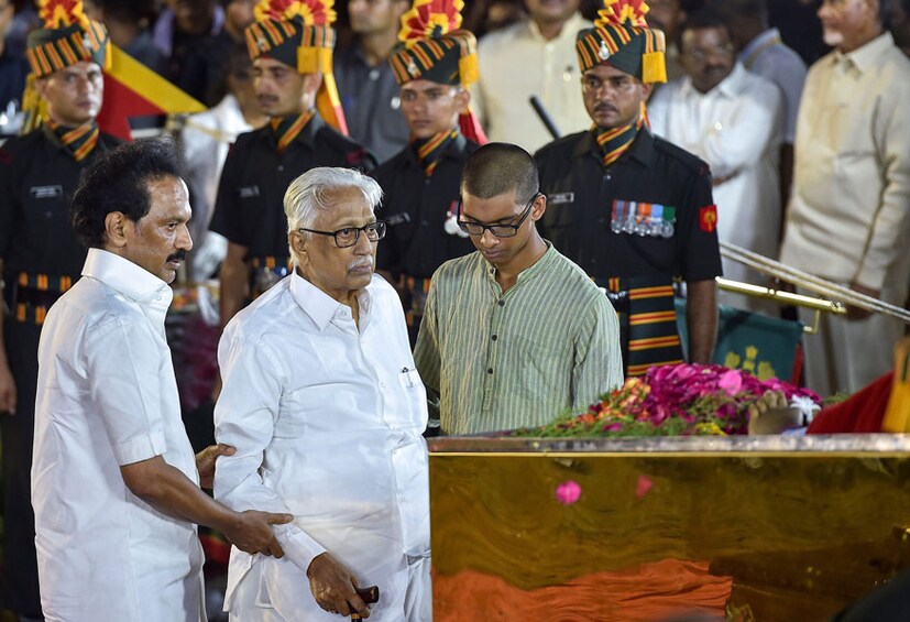 কলাইনারকে একে একে শ্রদ্ধা জানান (Image: PTI)
