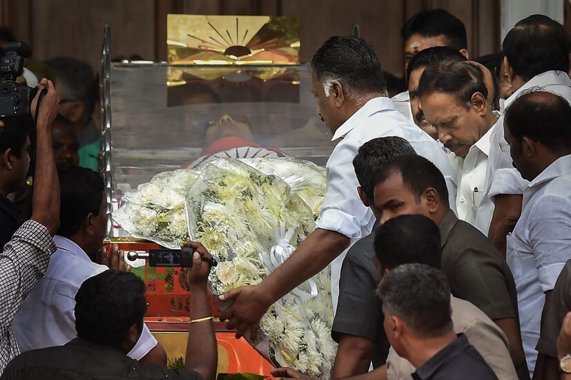 করুণানিধিকে শেষ শ্রদ্ধা  জানালেন তামিলনাড়ুর মুখ্যমন্ত্রী ই পালানীস্বামী, উপমুখ্যমন্ত্রী ও পনিরসেলভম, লোকসভার ডেপুটি স্পিকার থাম্বিদুরাই, টিটিভি দিনাকরণ। (Image: PTI)