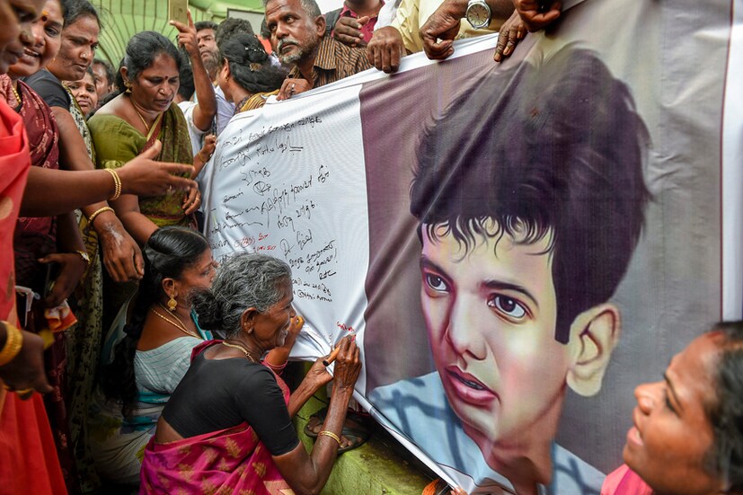 তারা তাদের 'কলাইগনার'-কে শেষবারের মতো শ্রদ্ধাঞ্জলি অর্পণ করতে এসেছে। তারা তাদের চোখের জলেই তাঁকে সম্মান প্রদান করছে। (Image: PTI)