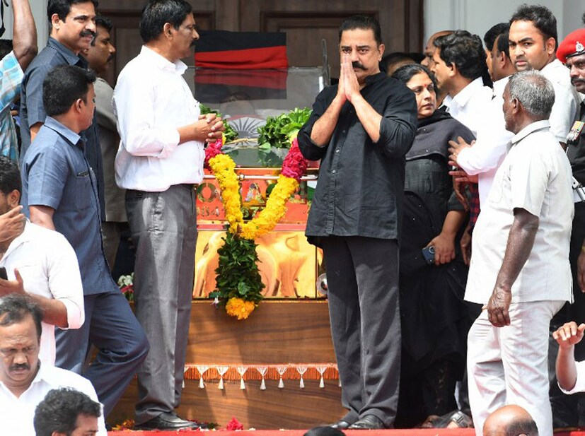 করুণানিধিকে শ্রদ্ধাঞ্জলি অর্পনের জন্য রাজাজি হল-এ পৌঁছে গেছেন অভিনেতা কামাল হাসান (Image: AFP)