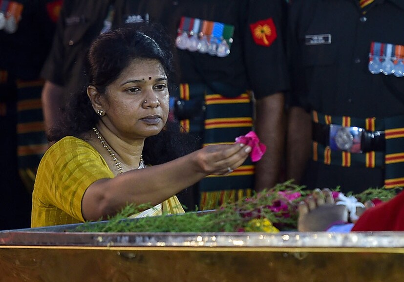 কলাইনারকে শেষ শ্রদ্ধা জানান কানিমোঝি (Image: PTI)