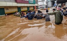 ভয়াবহ বন্যায় বানভাসি কেরল, ব্যাঙ্কিং পরিষেবায় নয়া নীতি নিল SBI ভয়াবহ বন্যায় বানভাসি কেরল, ব্যাঙ্কিং পরিষেবায় নয়া নীতি নিল SBI