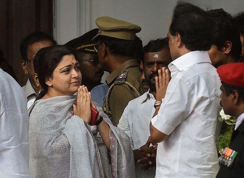 করুণানিধিকে শেষশ্রদ্ধা জানাতে হাজির হন খুশবু (Image: PTI)