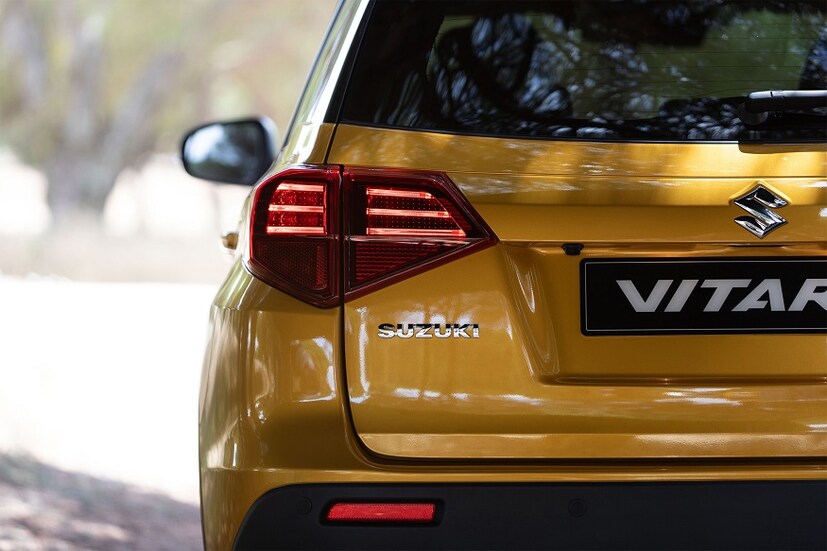 2019 Suzuki Vitara ফেসলিফটে নতুন টেল লাইট ব্যবহার হয়েছে। এর সাথেই পিছনের বাম্পারের নীচে একটি কালো পিলার ব্যবহার করেছে Suzuki। (Image: Suzuki)