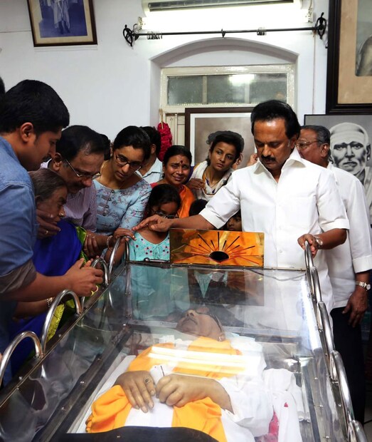 প্রয়াত মুখ্যমন্ত্রীর শরীর জাতীয় পতাকা  দিয়ে মুড়ে ফেলা হয়েছে। পাশে রয়েছেন পরিবারের সদস্যরা। (Image: News18)