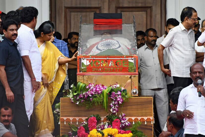 চেন্নাইয়ের রাজাজি হলে রাখা হয়েছে করুণানিধির দেহ। সেখানেই তাঁকে শেষ শ্রদ্ধা জানানো হবে। (Image: AFP)