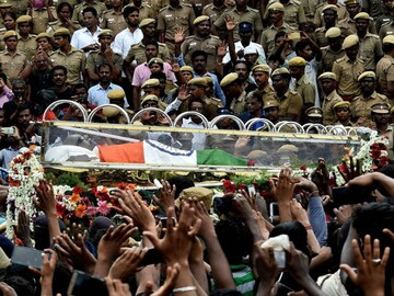 IN PICS: মৃত‍্যুর পরেও জয়ী, গুরু আন্নাদুরাইয়ের পাশেই সমাধিস্থ হলেন করুণানিধি