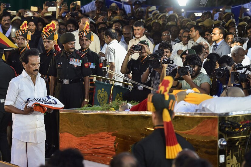 জাতীয় পতাকায় মোড়া দেহ নিয়ে যাওয়া হয় মেরিনা বিচে, পরে সেই  পতাকা তুলে দেওয়া বয় করুণানিধির ছেলে এম কে স্ট্যালিনের হাতে (Image: PTI)