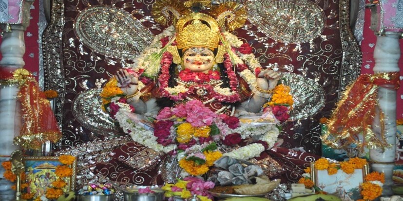    এই মন্দির ৪০০ বছরের পুরনো ৷ বিখ্যাত তান্ত্রিক ভবানি মিশ্র প্রায় ৪০০ বছর আগে এই মন্দির প্রতিষ্ঠা করেছেন ৷ সেইদিন থেকে আজ পর্যন্ত তাঁর পরিবারের সদস্যরা এই মন্দিরের পূজারি রূপে দেবতার নিত্য সেবা করে থাকেন ৷ তন্ত্র সাধনার মাধ্যমেই এখানে মায়ের প্রাণ প্রতিষ্ঠা করা হয়ে থাকে ৷ ছবি সংগৃহীত ৷ 