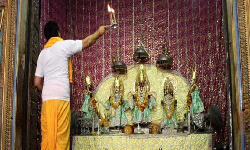  এই মন্দিরে দশম মহাবিদ্যার মা কালী, ত্রিপুর, ভৈরবি, ধুমাবতী, তারা, ছিন্নমস্তা, মাতঙ্গগড়ী, উগ্রতারা, মা ভুবনেশ্বরী প্রতিষ্ঠিত ৷ এছাড়াও মা বগলামুখী, বটুক ভৈরব, অন্নপূর্ণা ভৈরব, কাল ভৈরব, মাতঙ্গি ভৈরব প্রতিষ্ঠিত আছে ৷ এই মন্দির থেকে বেশ আশ্চর্য আওয়াজ শুনতে পাওয়া যায় ৷ সারা দেশের ৫২ শক্তিপীঠের মধ্যে বেস জাগ্রত এই মন্দির ৷ ছবি সংগৃহীত ৷