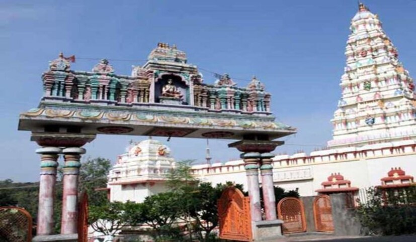   বৈজ্ঞানিকদের মতে এটি কোনও অবাস্তব ঘটনা নয় ৷ এই মন্দিরের পরিসরে কিছু শব্দের গুঞ্জন  গুঞ্জরিত হয়ে থাকে ৷ এর প্রেক্ষিতেই এক বৈজ্ঞানিকের দল গিয়েছেল দেখতে ৷ গবেষণায় সামনে এসেছে সেখানে কোনও জনমানস নেই ৷ এই কারণে শব্দ এখানে ঘোরাফেরা করতে থাকে ৷ তাঁরাও মেনে নিয়েছেন এখানে বেশ আশ্চর্যজনক ঘটনা ঘটে চলেছে ৷ এর ফলেই সেখানে আওয়াজ শুনতে পাওয়া যায় ৷ ছবি সংগৃহীত ৷   