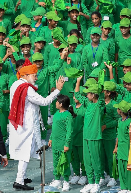 প্রধানমন্ত্রী ভাষণ দিয়ে বেরনোর পরেই তাঁকে ঘিরে ধরে শিশুরা (Image: PTI)