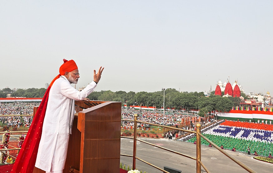 ২০১৮ সালে তিনি দেখা দিয়েছিলেন লাল গেরুয়া রঙের পাগড়ি মাথায় ৷ প্রায় পা ছোঁয়া পাগড়িতে নজর কারলেন তিনি (Image: AP) ২০১৮ সালে তিনি দেখা দিয়েছিলেন লাল গেরুয়া রঙের পাগড়ি মাথায় ৷ প্রায় পা ছোঁয়া পাগড়িতে নজর কারলেন তিনি (Image: AP)