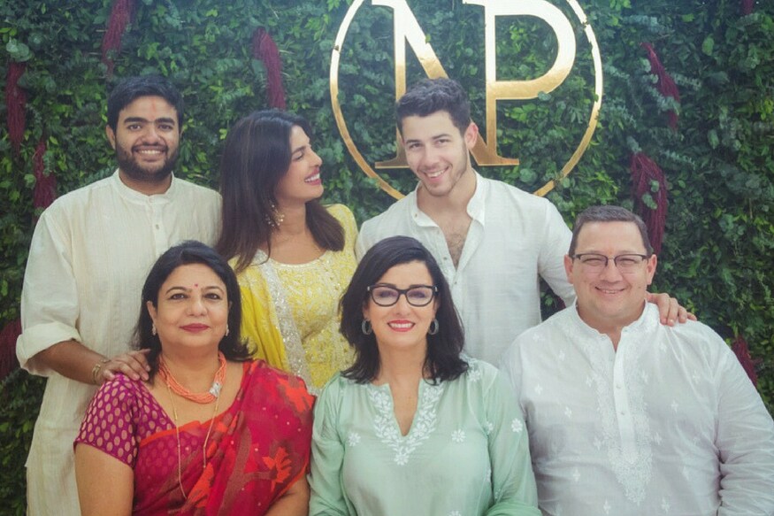 প্রিয়াঙ্কা, নিক ও তাঁদের পরিবারের সদস্যরা চপারে করেযোধপুর এয়ারপোর্ট থেকে উমৈদ ভবন প্যালেসে পৌঁছবেন। (Image collected) প্রিয়াঙ্কা, নিক ও তাঁদের পরিবারের সদস্যরা চপারে করেযোধপুর এয়ারপোর্ট থেকে উমৈদ ভবন প্যালেসে পৌঁছবেন। (Image collected)