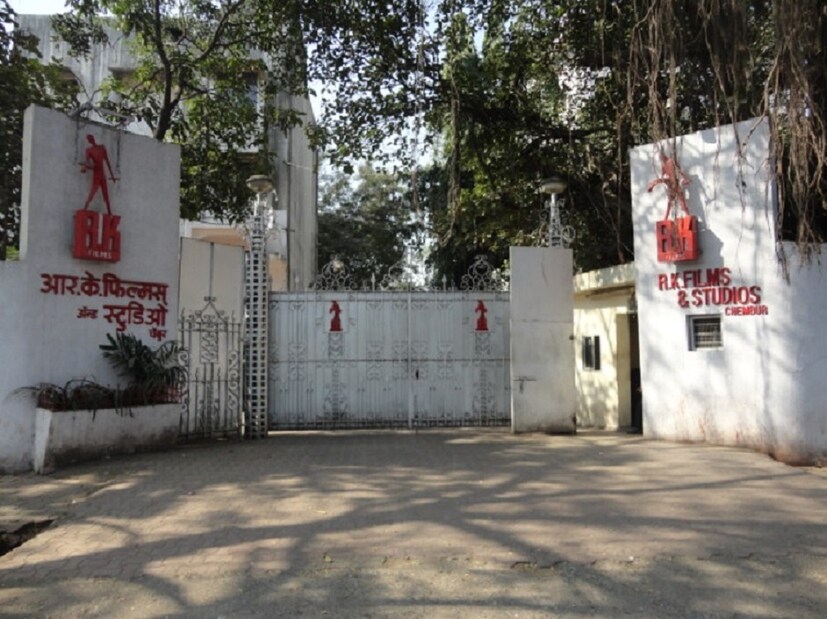 আবেগ আর ঐতিহ্য আলাদা। সম্পূর্ণ ভিন্ন মেরুতে অবস্থান ব্যবসায়িক স্বার্থের। তবু কাপুরদের আর কে স্টুডিও বিক্রির খবরে মন খারাপ গোটা বলিউডের। 