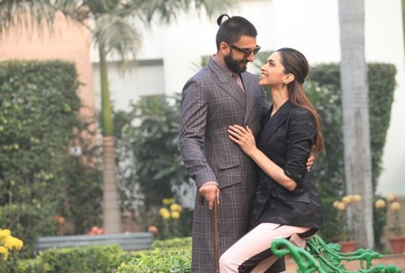 • বিয়ের মাস স্থির হয়েছিল আগেই ৷ ঘনিষ্ঠ সূত্রের তরফে জানা গিয়েছিল, নভেম্বরেই গাঁটছড়া বাঁধতে চলেছেন বি-টাউনের এই হট কাপল ৷ তবে এবার কনফার্ম হল বিয়ের তারিখও ৷ বলি-পাড়ায় জোর খবর ২০ নভেম্বরই সুদূর ইতালিতে বিয়ে হবে বাজিরাও-মস্তানির ৷ ছবি: ট্যুইটারের সৌজন্যে ৷ 