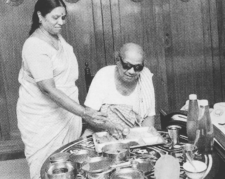 গতকাল সন্ধে থেকেই হাসপাতালে ছিলেন করুণানিধির স্ত্রী দয়ালু আম্মাল (Image: Special Arrangement)