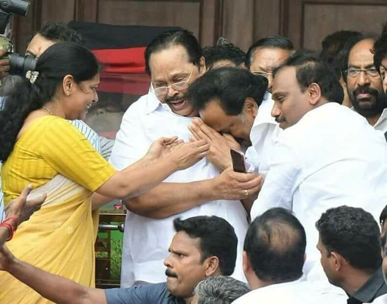 হাইকোর্টের রায় শুনেই কান্না স্তালিন, কানিমোঝি-সহ কলাইনরের পরিবার (Image: News18)