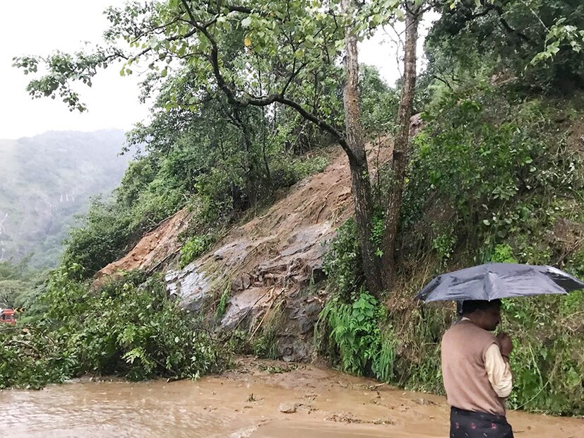 রাজ্যের বিভিন্ন প্রান্তের স্কুল কলেজ বন্ধ রাখা হয়েছে। পাশাপাশি এ রাজ্যের বহু প্রাচীন নৌকো প্রতিযোগিতাও বন্ধ করে দেওয়া হয়েছে। (Image: News18)