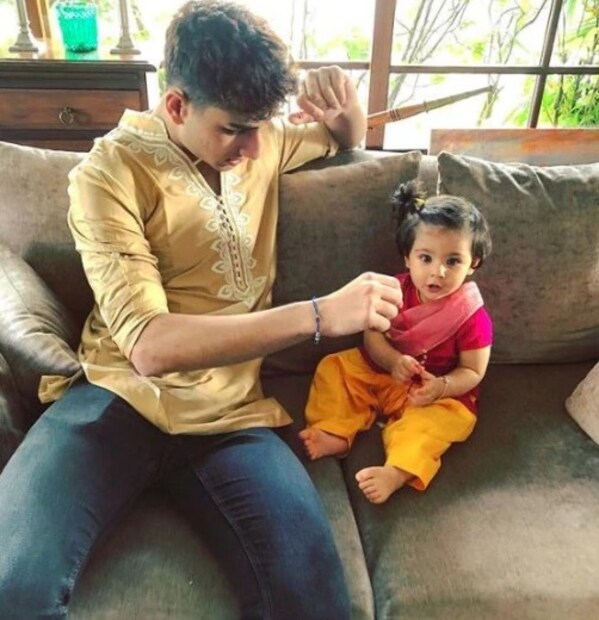 • এদিকে বোন ইনায়ার হাত থেকে রাখি পরলেন সইফের বড় ছেলে ইব্রাহিম ৷ ছবি: ইনস্টাগ্রামের সৌজন্যে ৷